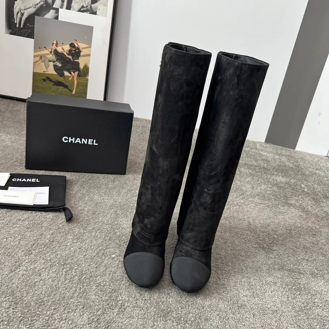 👟👟Ex-factory price 1000👟👟 High version of Chanel CHANEL, 🌞🌞🌞Xiaoxiang’s latest boots for autumn and winter 2025, a must-have item for this autumn and winter! ! Ms. Chanel loves simple yet irresistible combinations to show her unique style. Mix and match freely to shine⚡Follow Grandma’s fashion steps! ! ! The top-notch craftsmanship and texture are perfectly presented. No matter any details, you can compare them with the counters. The best quality products can be entered and exited from the counters at will! ! ❶Material: imported cowhide/sheep leather ❷Inner lining: cowhide lining ❸Foot pads: cowhide lining ❹Outsole: original Italian leather outsole ❺Heel height: 5.5cm ❻Boot shaft height: 15 inches ❼Number: 35-40 (40 and 41 are customized and non-refundable)